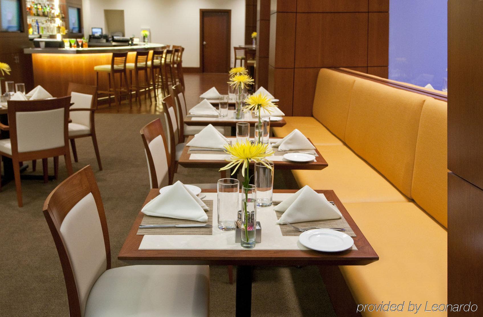 Intercontinental Suites Hotel Cleveland By Ihg Ресторант снимка